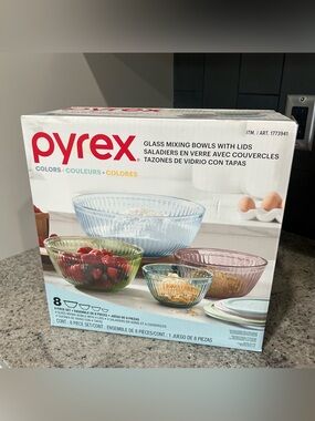 NIB Pyrex 8 Piece Glass Mixing Bowls with Lids